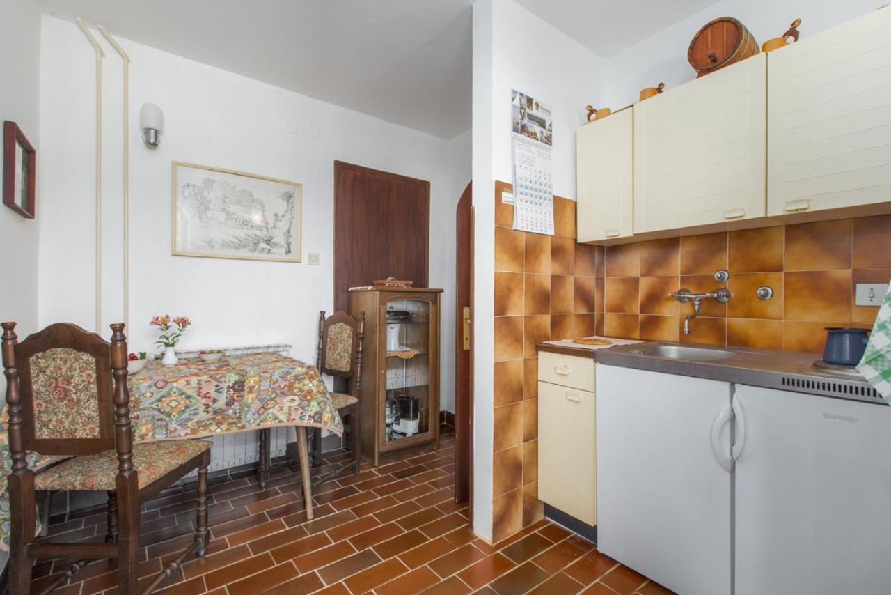 Anamarija Apartments Near The Beach And The Fantastic Adria Sea With Over 10 Small Islands Close By Фунтана Екстер'єр фото