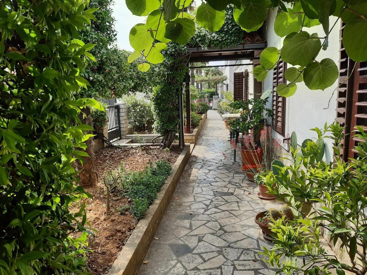Anamarija Apartments Near The Beach And The Fantastic Adria Sea With Over 10 Small Islands Close By Фунтана Екстер'єр фото